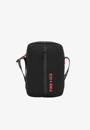 Bolsa rectangular negra con una superficie texturizada, cierre con cremallera y un audaz logo rojo "FIRE + ICE". Cuenta con una correa de hombro ajustable.