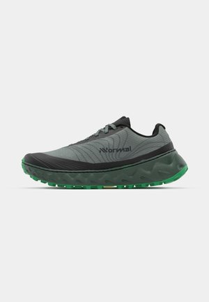 Shoe atlético leve com parte superior em malha cinza, detalhes em preto e sola de borracha verde. Apresenta uma superfície texturizada e sola acolchoada.