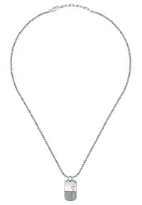 Collana d'argento con un pendente rettangolare, che presenta una parte inferiore texturizzata e un accento in oro rosa a forma di stella. Il design della catena è delicato.