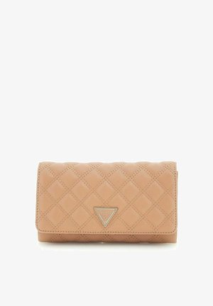 Portefeuille en cuir matelassé couleur tan avec logo métallique Guess triangulaire centré sur le rabat avant sur fond blanc.