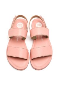 Sandalias de cuero rosa con dos correas anchas, un talón abierto y una suela plana. La plantilla tiene el logo "GIOS EPPO" en un diseño circular.