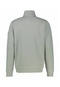 Jasnoszara bluza z wysokim kołnierzem, prążkowaną fakturą oraz długimi rękawami. Na lewym ramieniu znajduje się mała naszywka z logo.