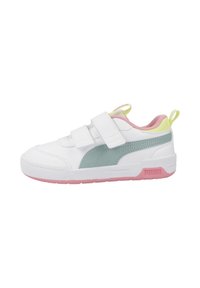 Baskets blanches avec des accents verts, des bandes Velcro et une semelle en caoutchouc rose. Présentent un col contrastant jaune et rose.