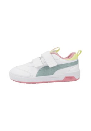 Witte sneaker met groene accenten, klittenbandsluitingen en een roze rubberen zool. Heeft een contrasterende gele en roze kraag.