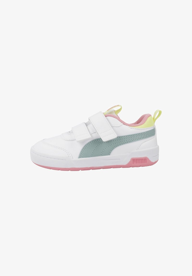 Zapatilla blanca con detalles verdes, correas de velcro y suela de goma rosa. Presenta un collar amarillo y rosa de contraste.