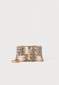 Kveldveske med slangeskinnsmønster i beige og svart, med en gullkjede og en rektangulær spenne. Strukturert overflate som viser et reptildesign.