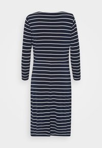 Mörkblå klänning med vita horisontella ränder, långa ärmar, rund krage och rak skärning, tillverkad av ett mjukt material.