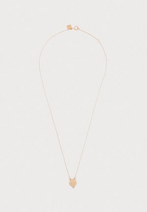 Občutljiva zlata verižica z majhnim, podrobnim obeskom v obliki volka in okroglo vzmetno sponko na enobarvni beli podlagi.