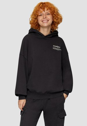 Hoodie noir oversize en tissu doux, avec une poche frontale et un design textuel sur le côté gauche. Coupe confortable avec des poignets et un ourlet côtelés.