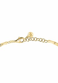 Bracciale in tono oro con catene collegate, chiusura a aragosta e ciondolo rotondo con motivo a foglia; texture liscia e finitura lucida.