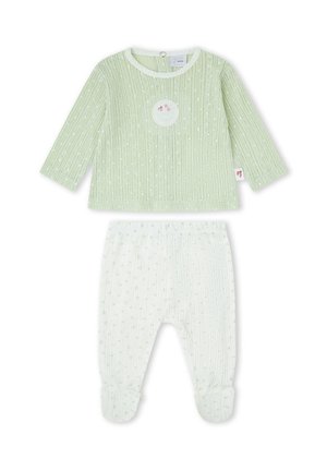 Camiseta de bebé de manga larga color verde claro con cuello blanco y parche rosa de cereza, combinada con pantalones blancos texturizados con piecitos y sutiles puntos verdes.