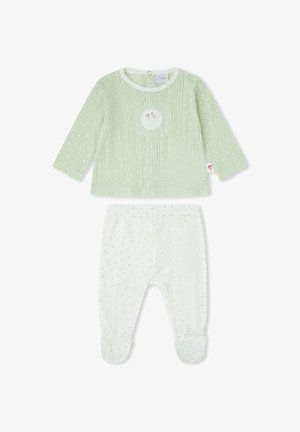 Camiseta de bebé de manga larga color verde claro con cuello blanco y parche rosa de cereza, combinada con pantalones blancos texturizados con piecitos y sutiles puntos verdes.