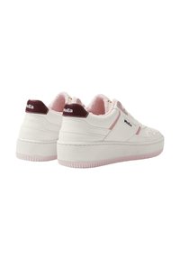 Witte platform sneakers met roze accenten, nepbont voering en een kastanjebruine hielpatch. Uitgerust met een gladde leren buitenkant en een gestructureerde zool.