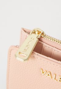 Valentino Bags FEMKE - Maks - cipria