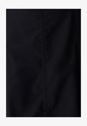 Must värviga kangas, millel on sile tekstuur, nähtavad õmblusjooned ja sujuv, ühtlane välimus. Sobib erinevate rõivaste disainide jaoks.