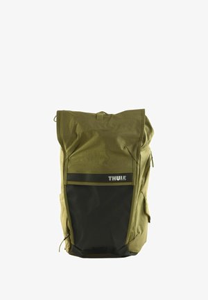 Mochila verde oliva con un diseño de parte superior enrollable, panel inferior negro, correas laterales ajustables y un logo en la parte delantera. Tejido texturizado duradero.