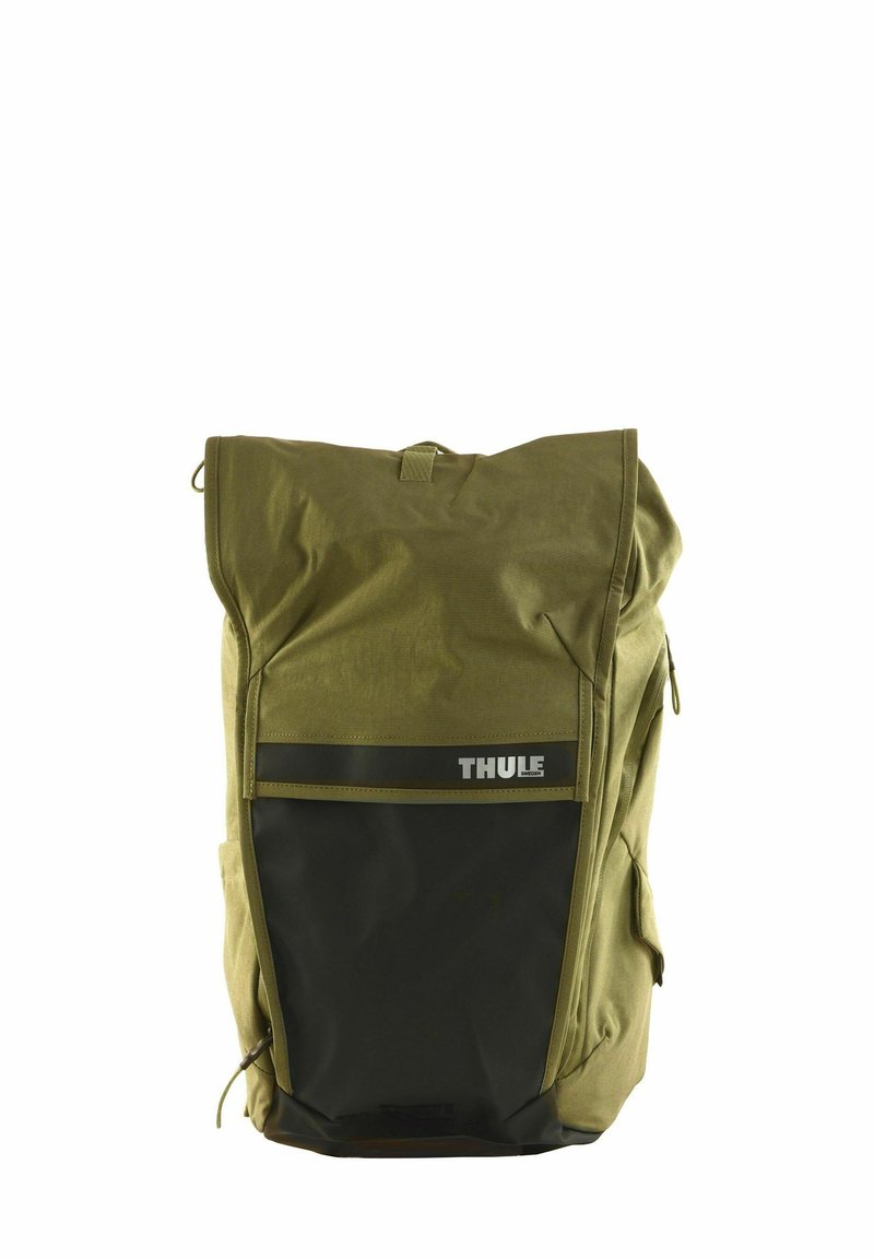 Mochila verde oliva con un diseño de parte superior enrollable, panel inferior negro, correas laterales ajustables y un logo en la parte delantera. Tejido texturizado duradero.
