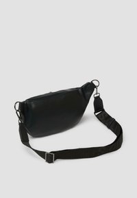 Schwarze Leder-Bauchtasche mit strukturierter Oberfläche, Reißverschluss und verstellbarem Gurt. Verfügt über silberne Hardware und eine elegante, abgerundete Form.