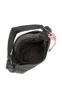 Donkergrijze stoffen handtas met brede schouderband, roze koordlusdetail en een open rits die de zwarte binnenkant toont met roze gestippeld patroon.