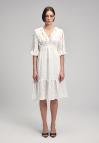 adL RUFFLED NECK - Freizeitkleid - white