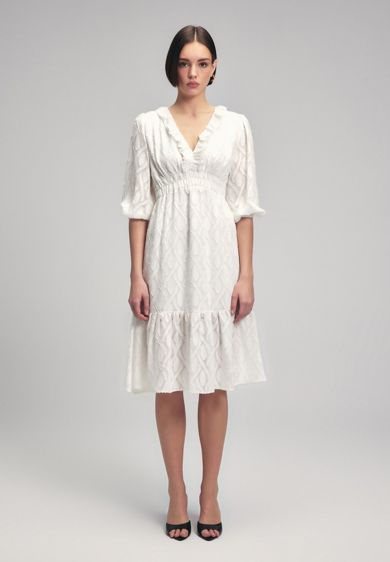 adL RUFFLED NECK - Freizeitkleid - white