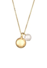 Gouden kettinghanger met een ronde, gepolijste gouden charme en een witte parel, bevestigd aan een delicate gouden ketting.