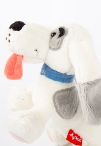 sigikid HUND HELMUT DIE STOFFIS - Cuddly toy - weiß/grau