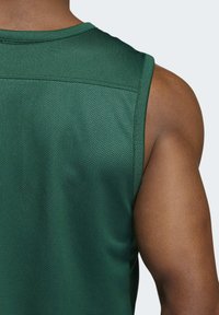 Grünes Sporttanktop aus atmungsaktivem Mesh-Stoff, mit klassischem ärmellosem Design und strukturierter Rückseite.