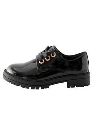 Scarpe in pelle verniciata nera con punta arrotondata, suola nera spessa, occhielli in oro rosa e lacci in satin, caratterizzate da una finitura elegante e lucida.
