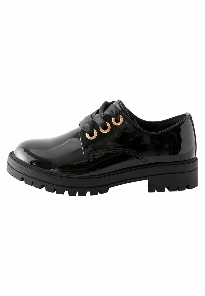 Next - SCHOOL EYELET FIT F - Fűzős cipők - black patent, Nagy�ítás