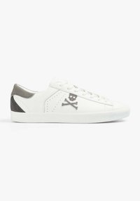 Weiße Leder-Sneaker mit grauen Wildlederakzenten, durchbrochener Detailgestaltung und einem Totenkopf- und gekreuzte Knochen-Design an der Seite. Flache weiße Sohle.
