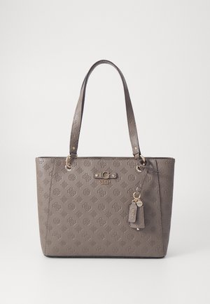 Sac fourre-tout en cuir taupe embossé avec double bandoulière et quincaillerie dorée, équipé d'un pendentif de marque et d'une plaque logo.