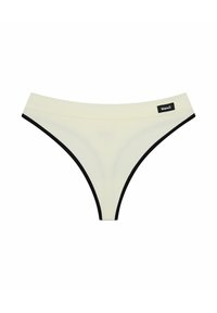 Białe bawełniane majtki w fasonie thong z czarnymi wykończeniami, charakteryzujące się gładką fakturą i naszywką z logo na pasku. Minimalistyczny design, bez wzorów.