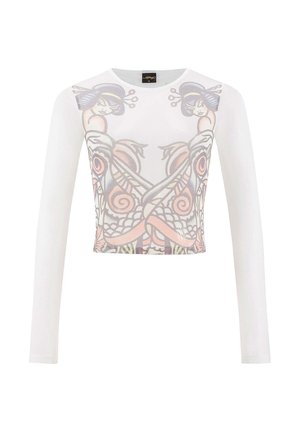 Witte lange mouwen crop top met een kleurrijke grafische print van twee figuren omringd door bloemmotieven. Glad textuur, ronde halslijn.