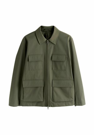 Alyvuogių žalios spalvos striukė su priekiu užtrauktuku ir keturiomis kišenėmis su atvartais: dvi ant krūtinės ir dvi didesnės šalia juosmens, ilgomis rankovėmis ir apykakle.