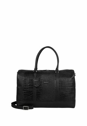 Bolsa de deporte negra con textura de cuero grabado en cocodrilo, fondo liso, doble asa, correa de hombro desmontable y cierre de cremallera plateado.