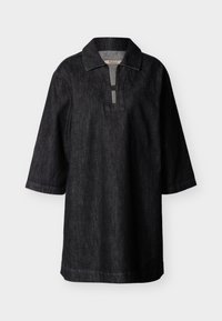 Μαύρο πουκάμισο από τζιν με γιακά, μανίκια τριών τετάρτων και πατιλέτα μήκους ενός τετάρτου. Ραφτές λεπτομέρειες στο τελείωμα και στα μανίκια.