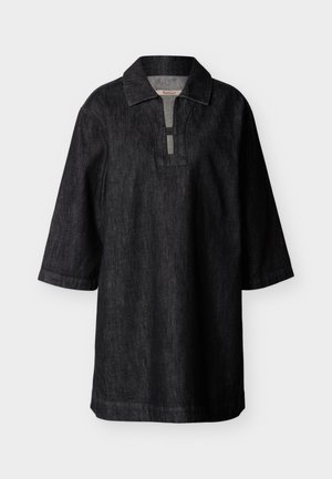 Zwart denim overhemd met een kraag, driekwart mouwen en een kwartsluiting. Gestikte details aan de zoom en mouwen.