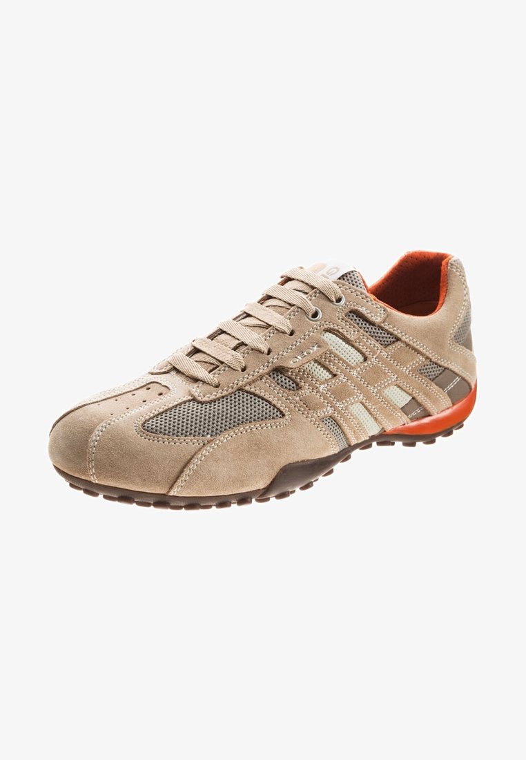 Sneaker casual in camoscio marrone chiaro e mesh con strisce beige, chiusura con lacci e dettagli arancioni nella fodera interna e sulla suola.