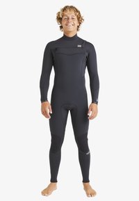 Czarny pianka do nurkowania z długimi rękawami, gładką teksturą, dopasowanym krojem i wzmocnionymi panelami na kolanach. Zamek błyskawiczny z przodu ułatwiający zakładanie.