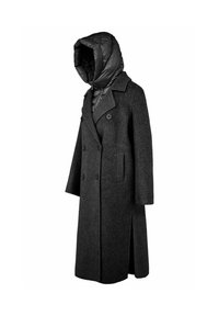Manteau long en laine noire avec capuche matelassée. Design croisé, deux poches latérales et une fente latérale pour faciliter les mouvements. Matière texturée.