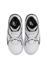 Baskets de sport blanches avec accents noirs. Comprend des panneaux en maille, des lacets ronds et un col rembourré. Logo Nike et branding Air visibles à l'intérieur.