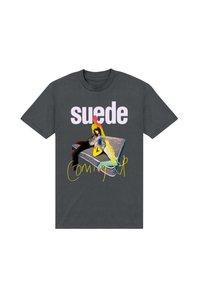 Šedé tričko vyrobené z bavlny, které m�á barevné potištěné grafiky sedící postavy, slovo "suede" a frázi "Coming Up."