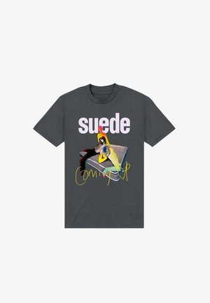 Šedé tričko vyrobené z bavlny, které má barevné potištěné grafiky sedící postavy, slovo "suede" a frázi "Coming Up."