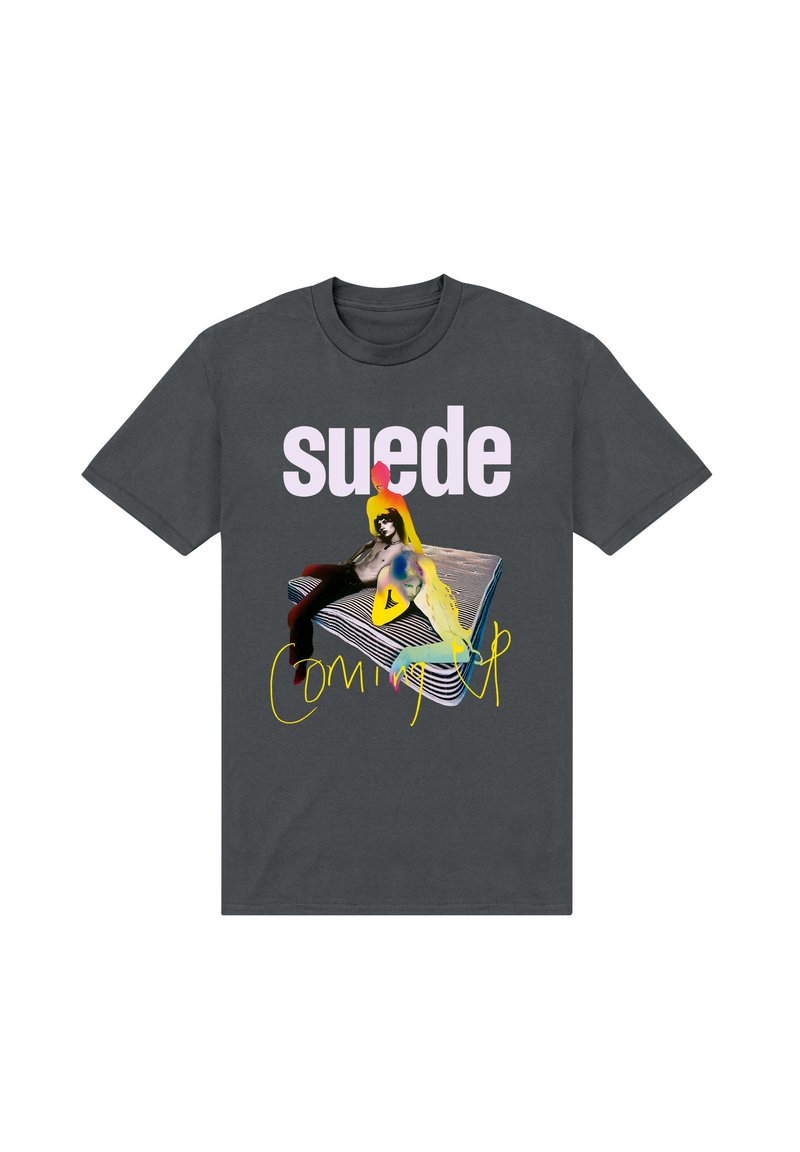 Šedé tričko vyrobené z bavlny, které má barevné potištěné grafiky sedící postavy, slovo "suede" a frázi "Coming Up."