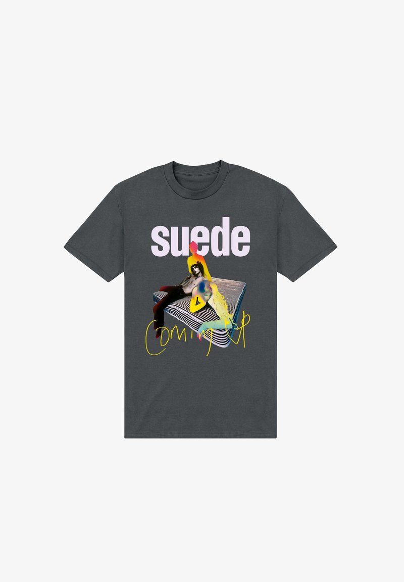 Grå T-shirt lavet af bomuld med farverige trykte grafikker af en siddende figur, ordet "suede" og sætningen "Coming Up."