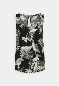 Blusa nera senza maniche con un motivo floreale che presenta foglie verdi e fiori rosa. Dettaglio della schiena a oblò, tessuto morbido, vestibilità rilassata.