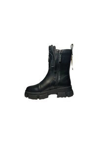 Stivale alla caviglia in pelle nera con punta quadrata, due zip laterali, un nastro per aiutare a infilarlo e una suola in gomma chunky testurizzata. Finitura liscia e design resistente.