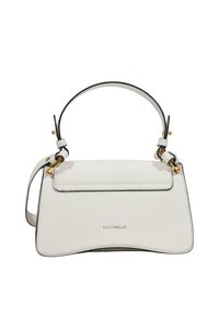 Bolso de mano de cuero blanco con fondo curvo, asa superior, herrajes dorados y el logo "Coccinelle" centrado en el frente.