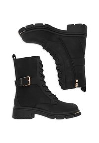 Melnas potītes zābaki ar teksturētu ādu, ar šņorēm priekšā, sānu rāvējslēdzēju, regulējamu sprādzi un masīvu gumijas zoli.